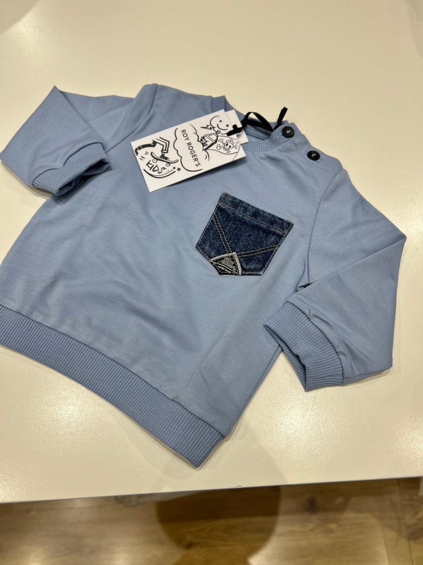 Felpa con applicazione denim