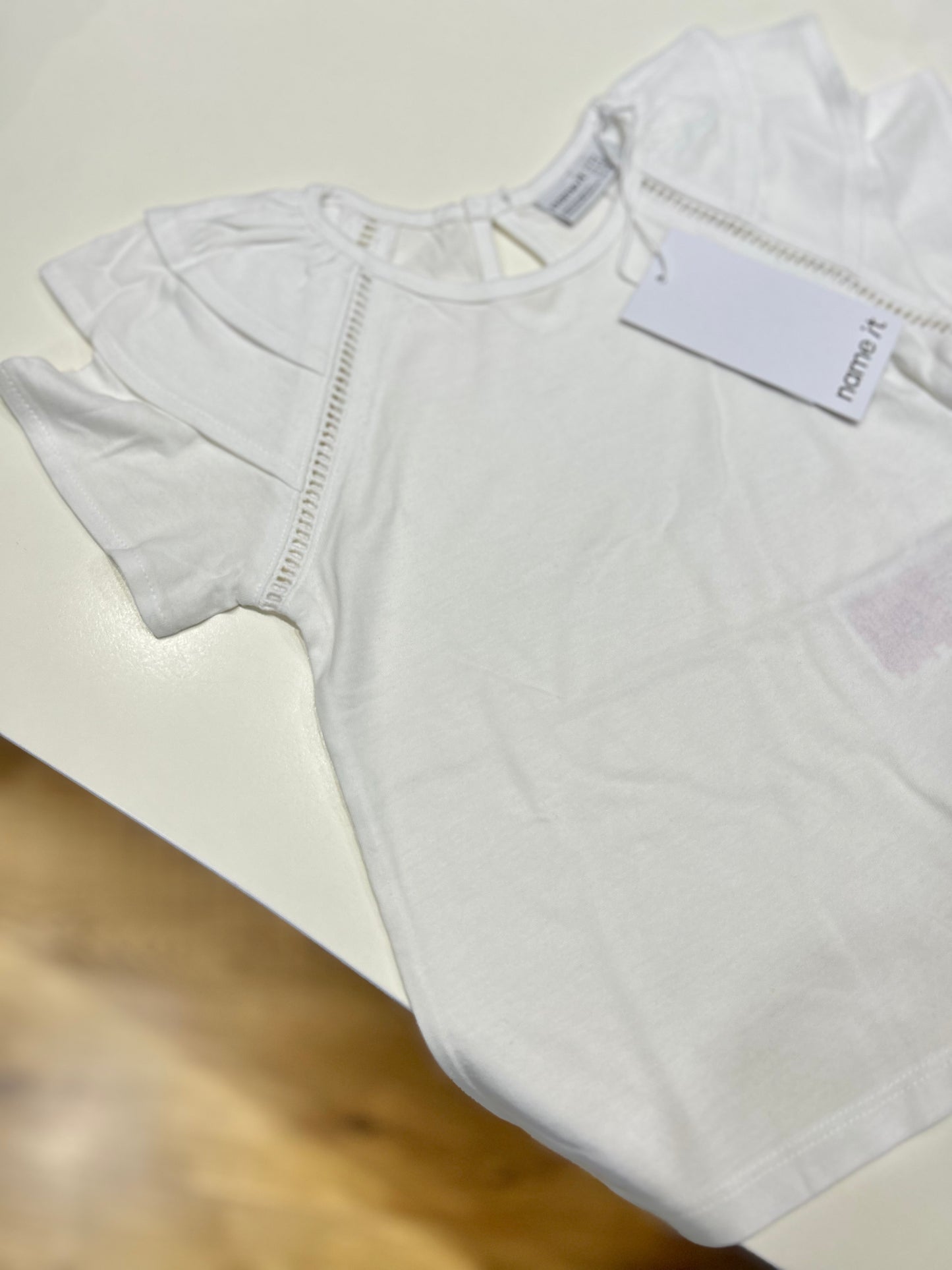 T-shirt con rouches sulle spalle