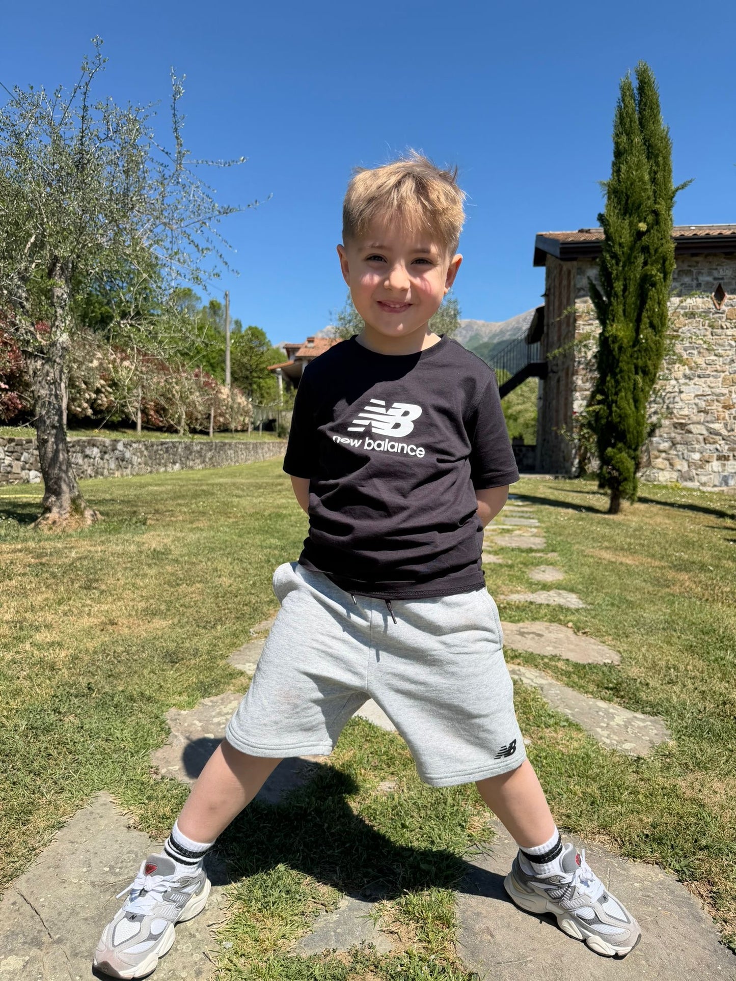 Completo t-shirt e bermuda in felpa boy