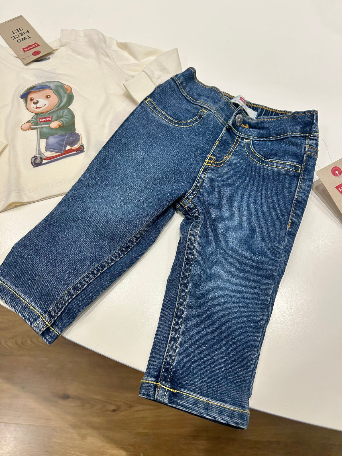 Set Levi’s con jeans e t-shirt