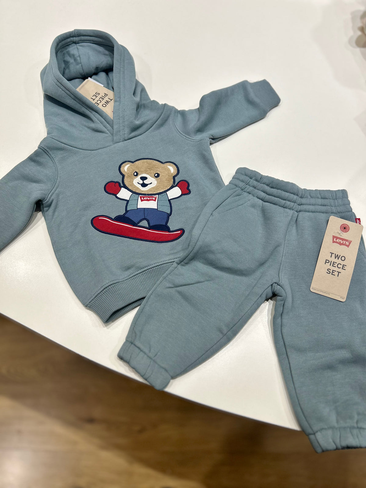 Completo in felpa con orsetto Levi’s