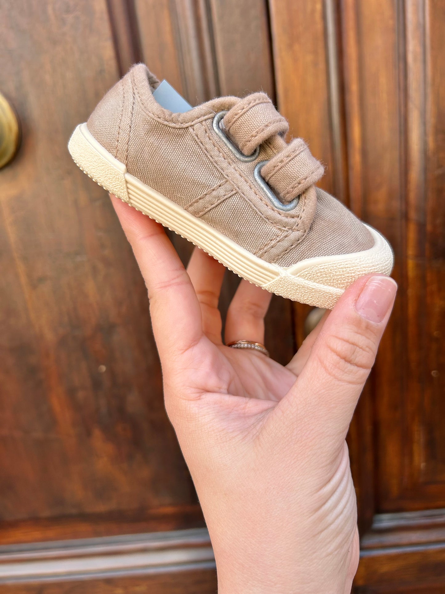 Scarpa in tela con strappi