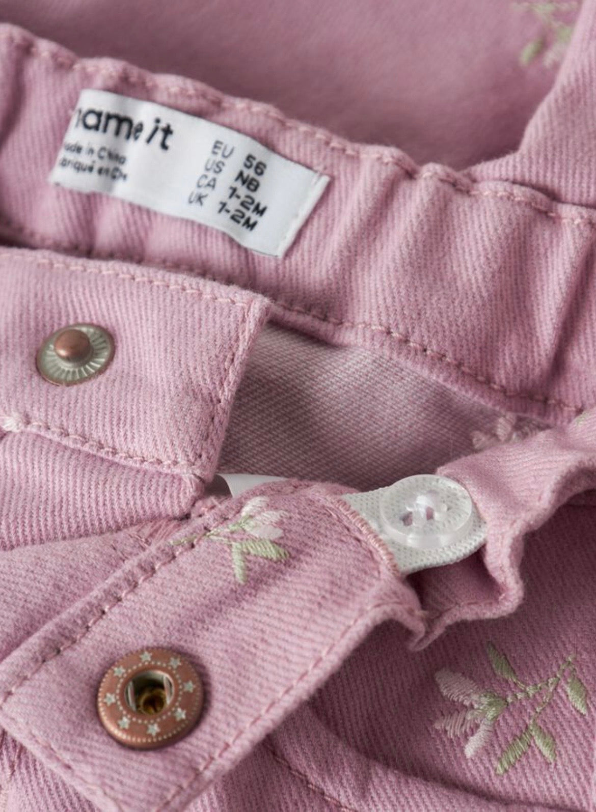 Jeans con fiori ricamati