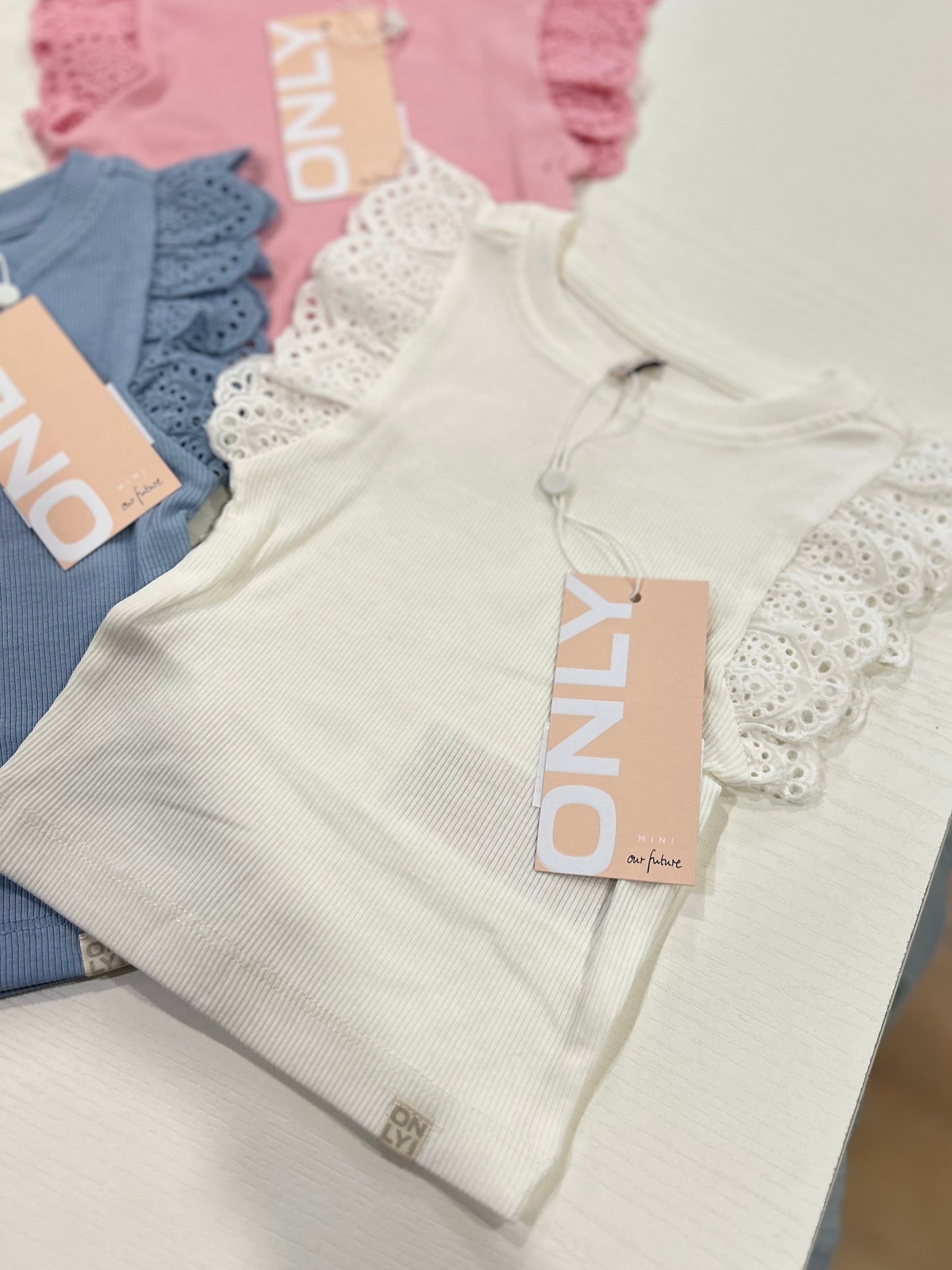 T-shirt a coste con rouches in sangallo