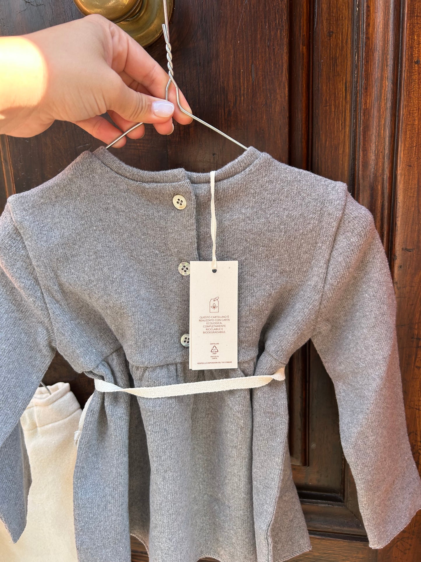 Completo grigio e panna