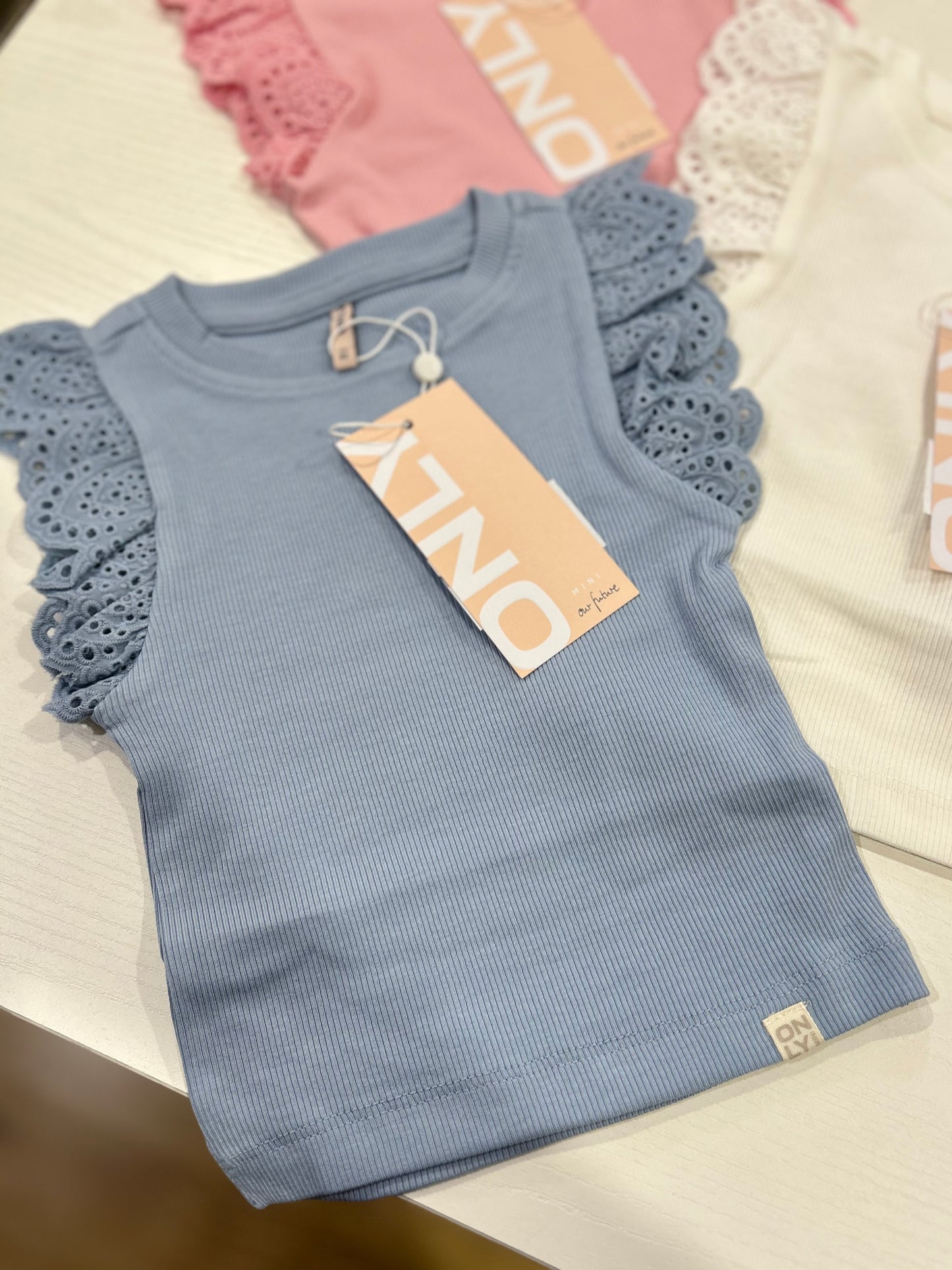 T-shirt a coste con rouches in sangallo