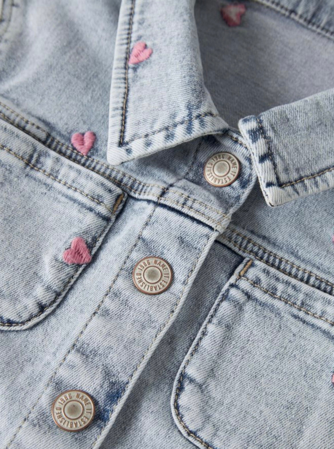 Giacca denim con cuori ricamati
