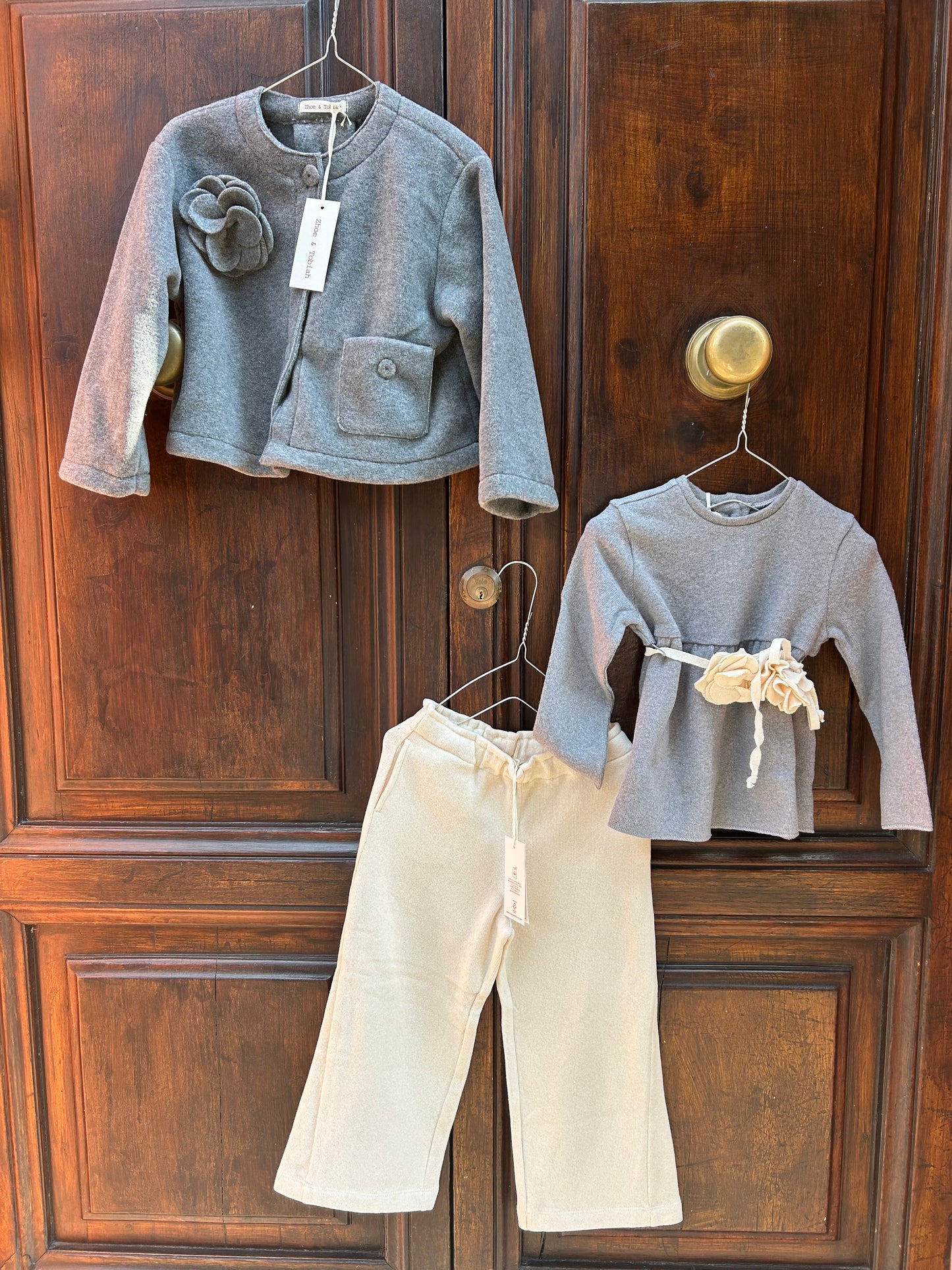 Completo grigio e panna