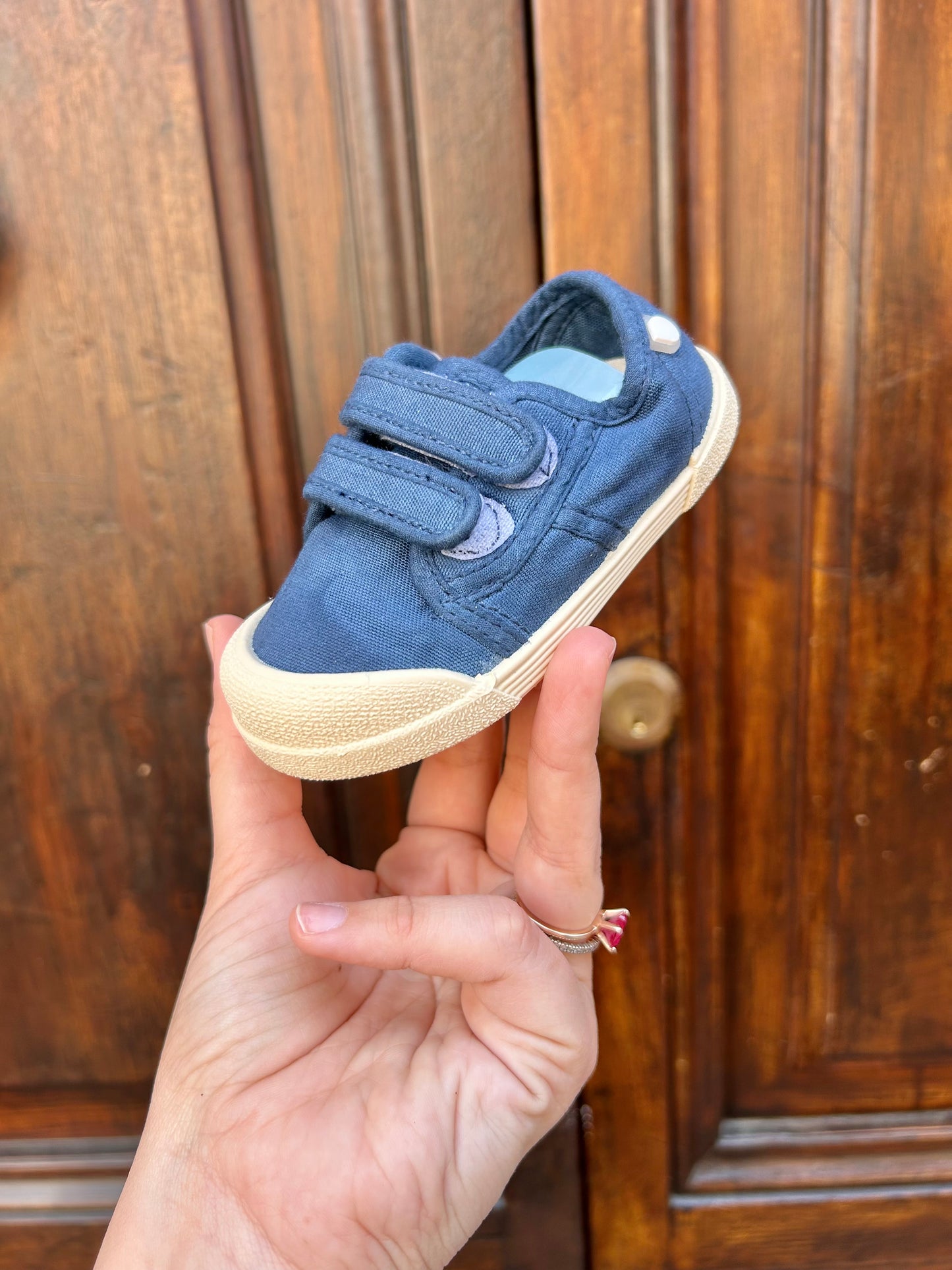 Scarpa in tela con strappi
