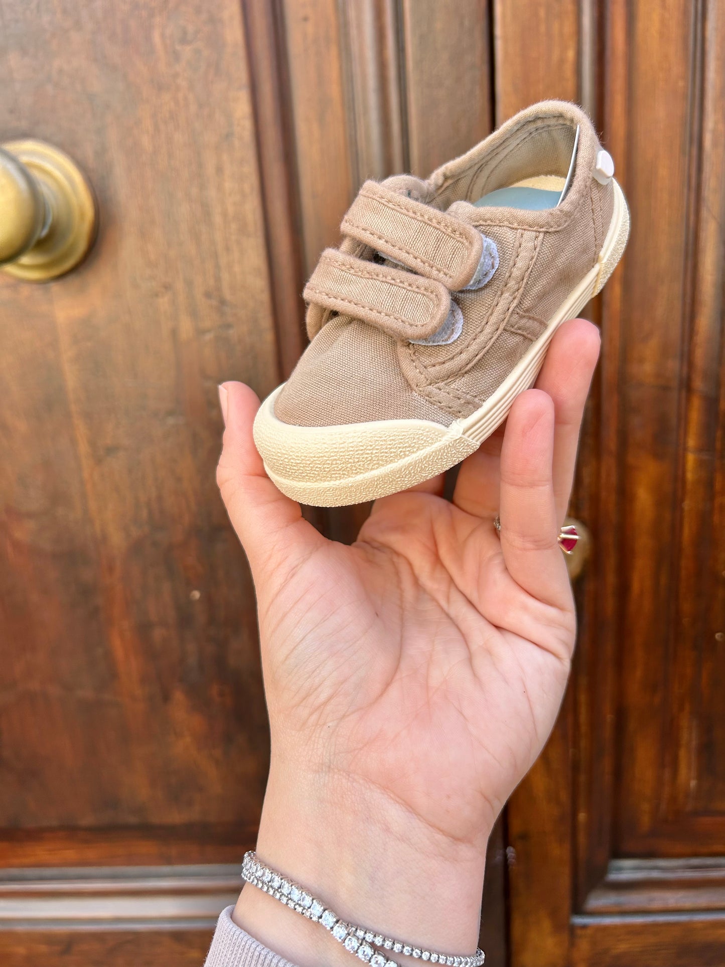 Scarpa in tela con strappi