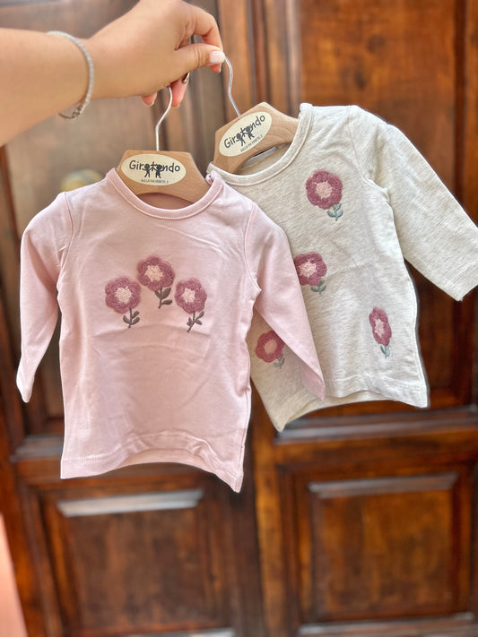 T-shirt con fiorellini crochet