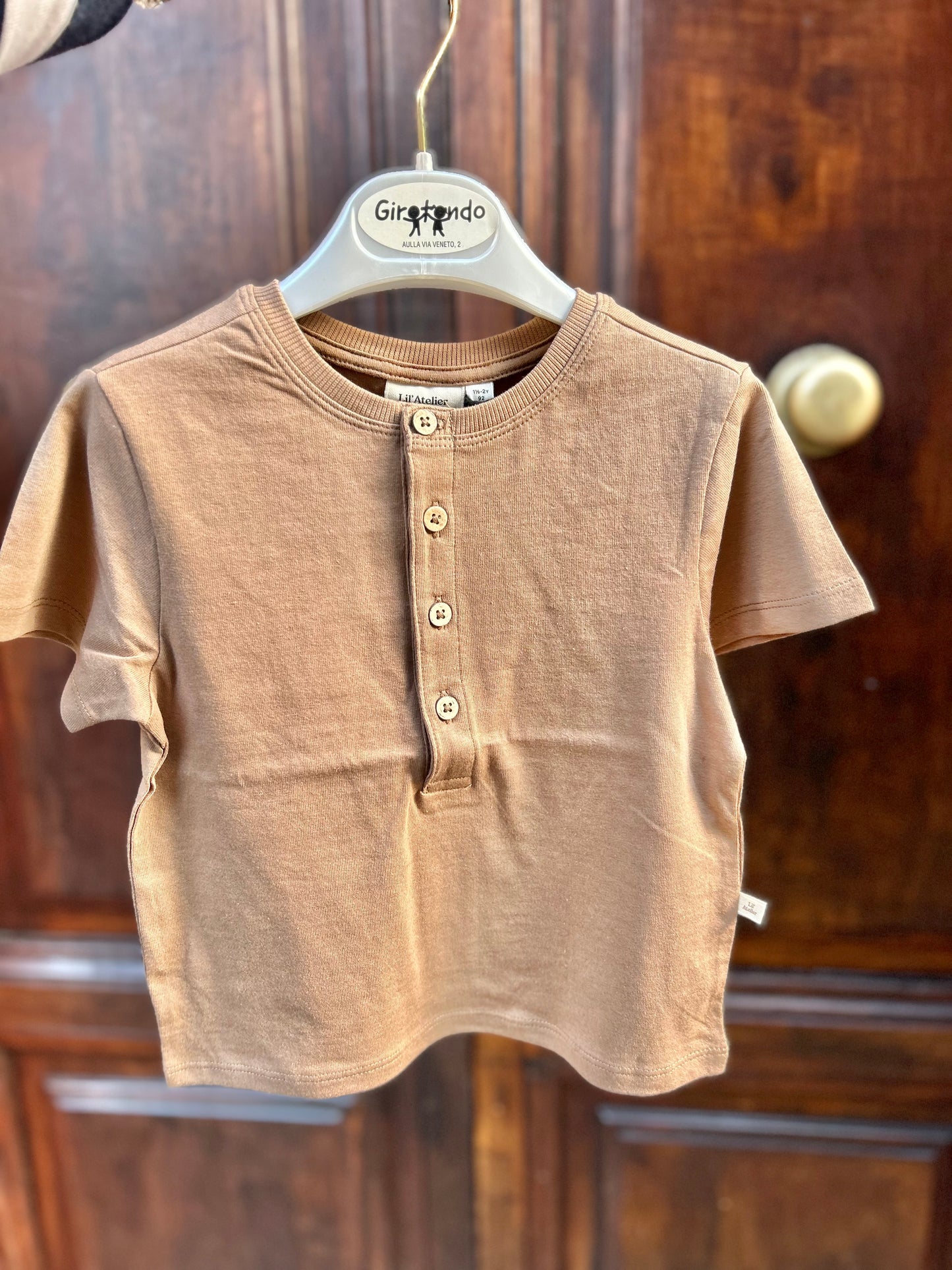 T-shirt cammello con bottoncini