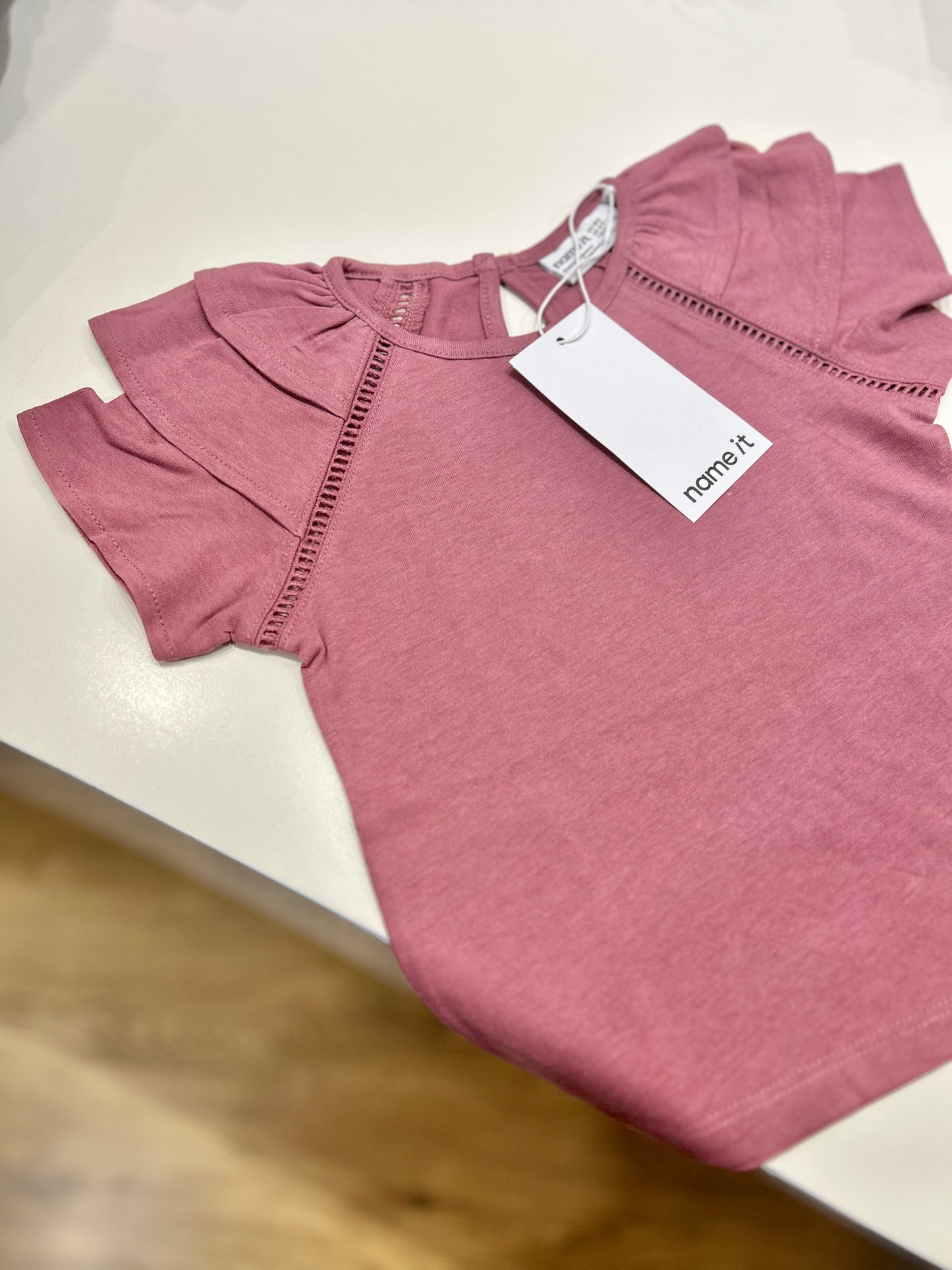 T-shirt con rouches sulle spalle