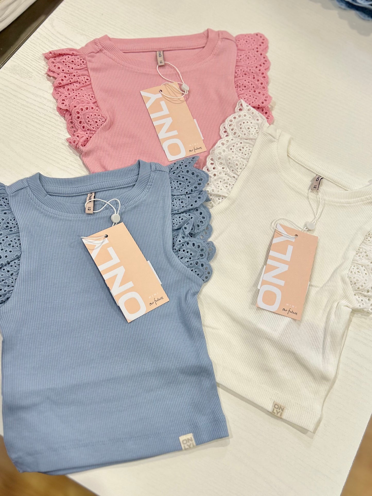 T-shirt a coste con rouches in sangallo
