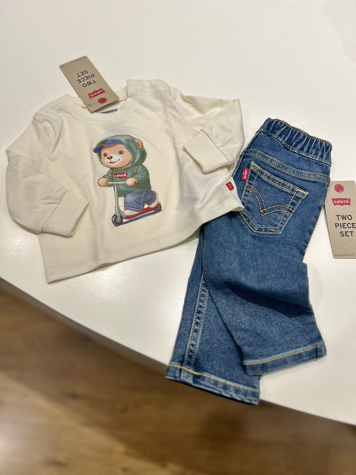 Set Levi’s con jeans e t-shirt