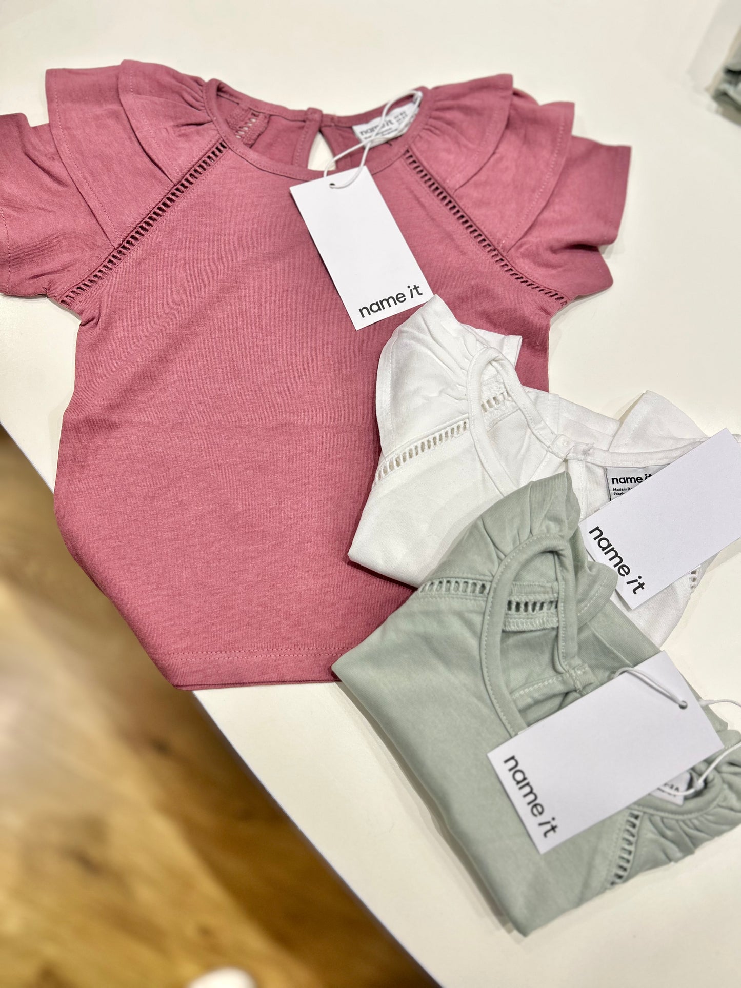 T-shirt con rouches sulle spalle