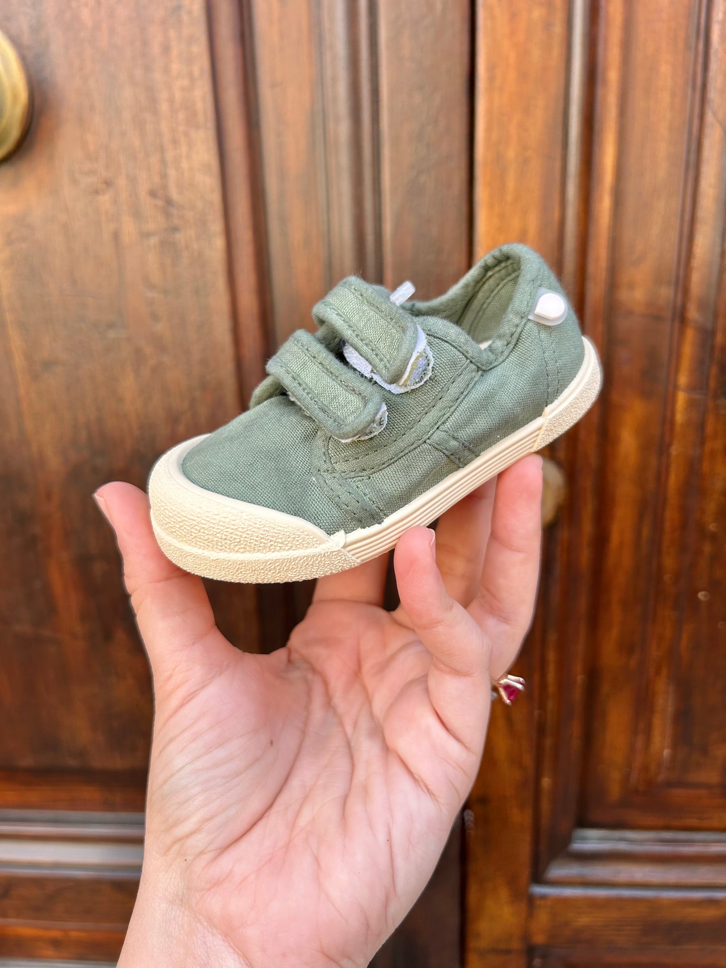 Scarpa in tela con strappi