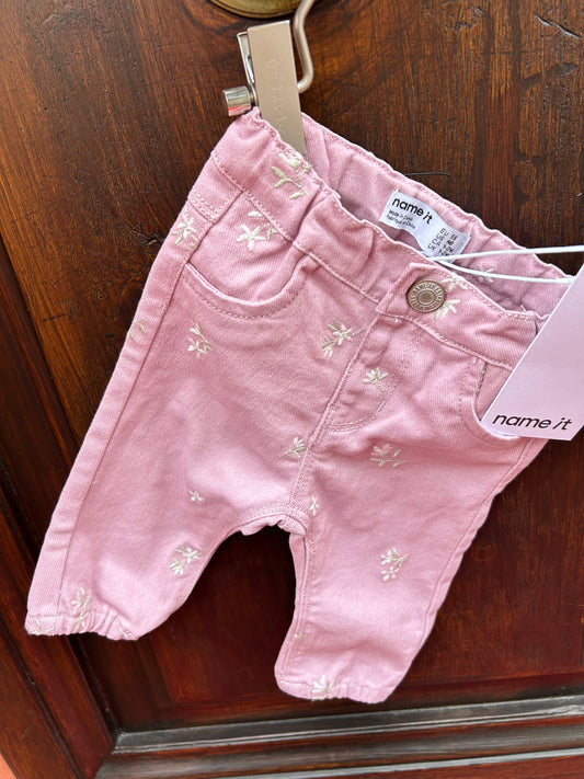 Jeans con fiori ricamati