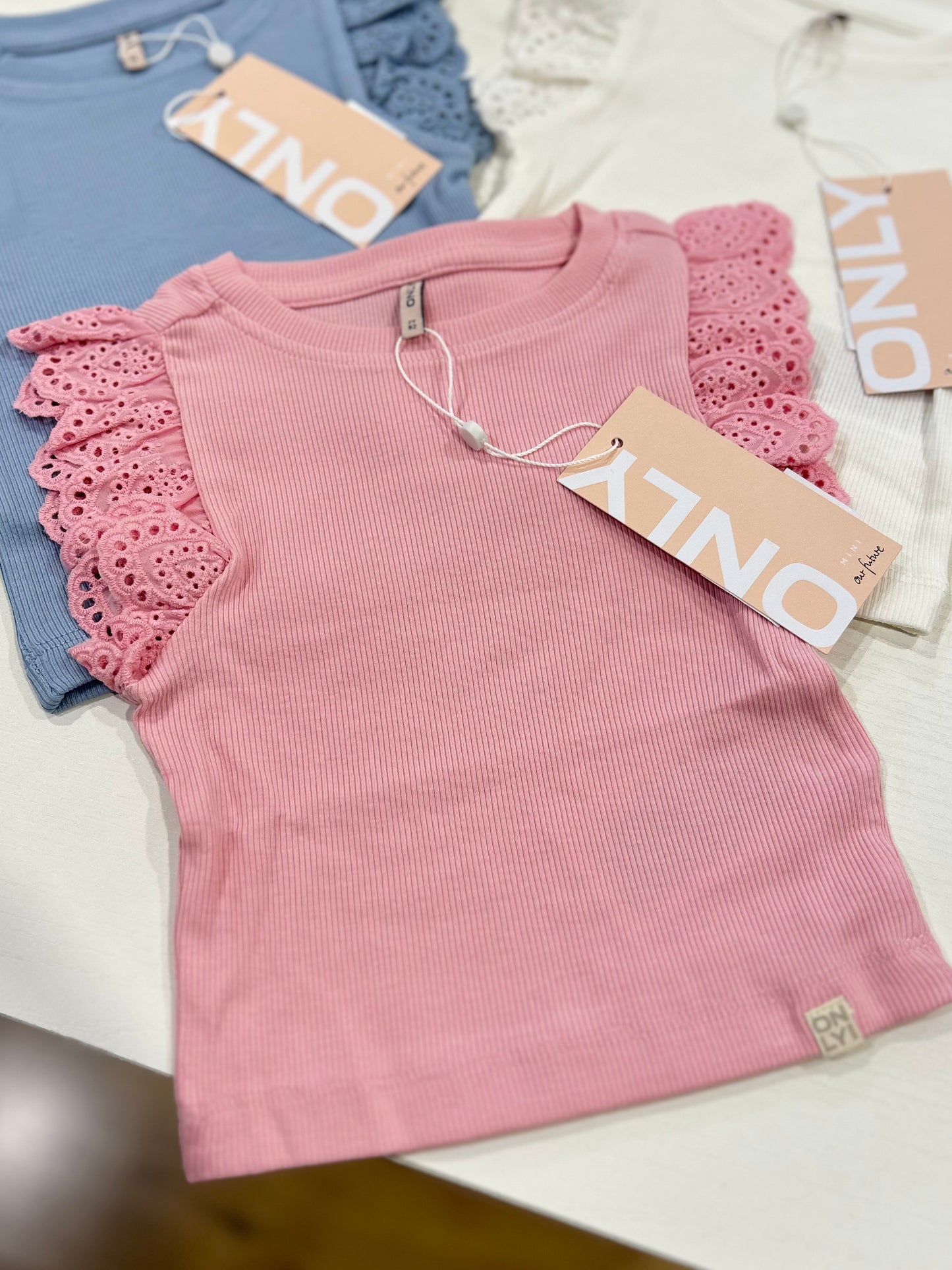T-shirt a coste con rouches in sangallo