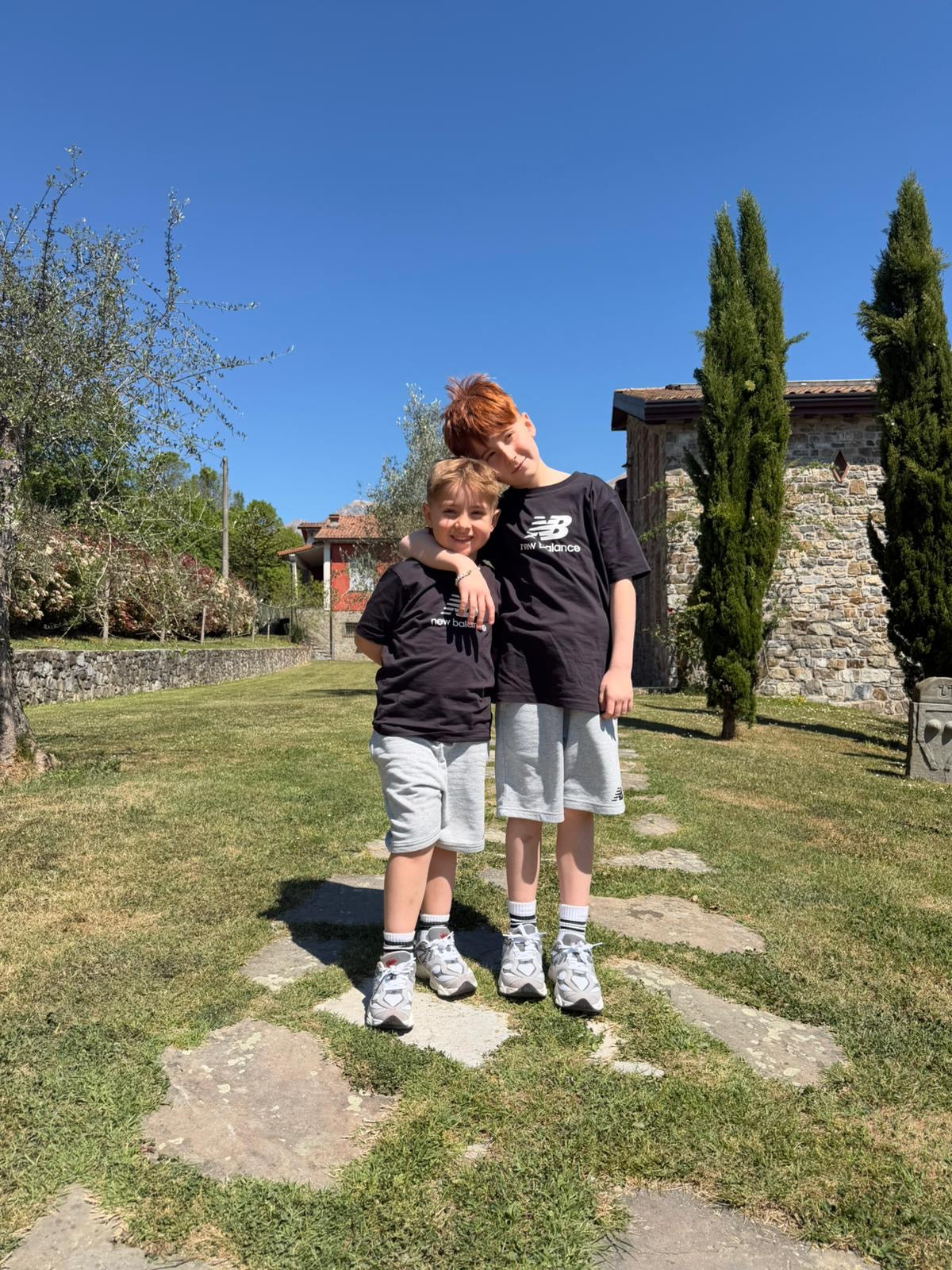 Completo t-shirt e bermuda in felpa boy