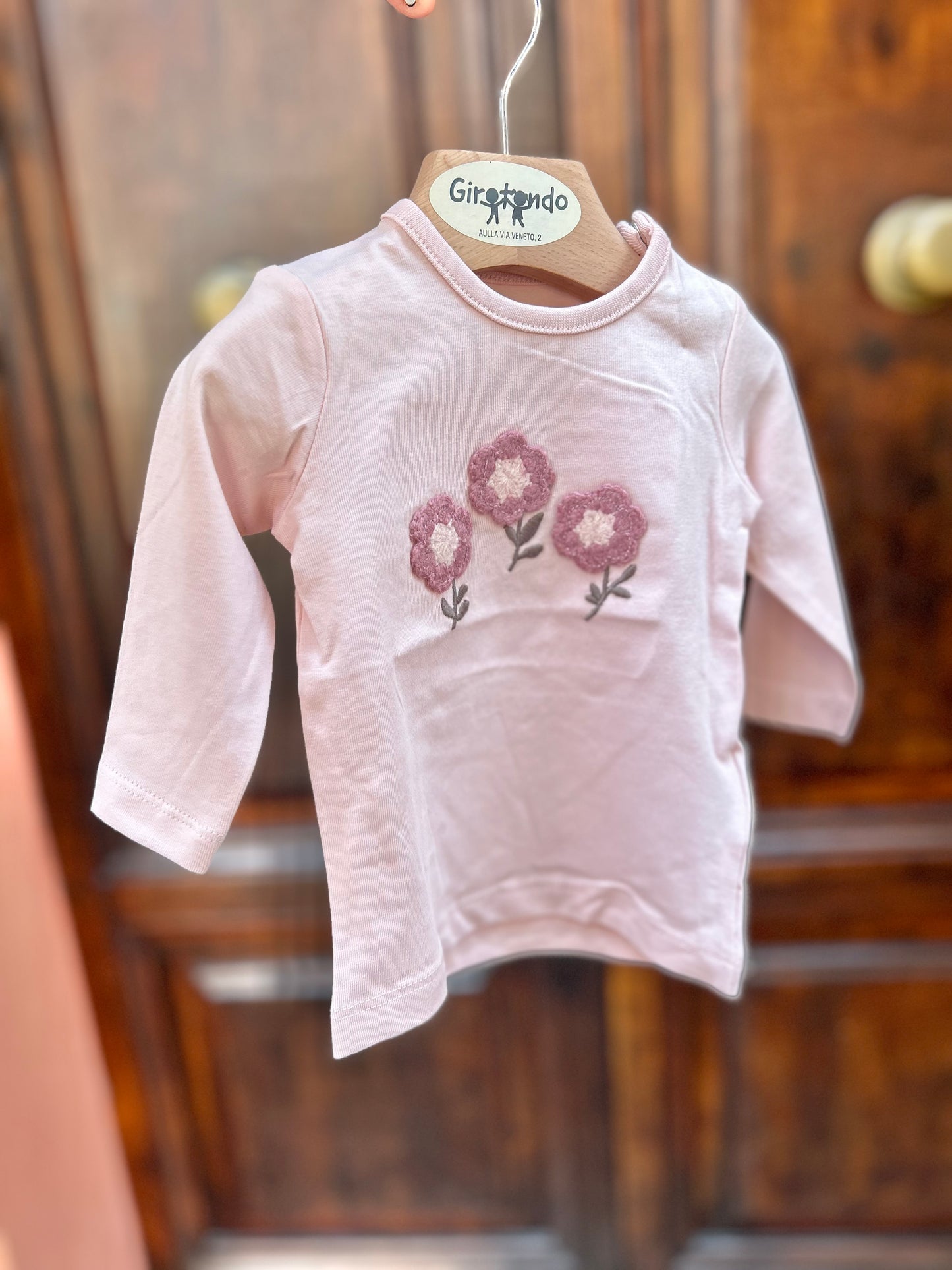 T-shirt con fiorellini crochet