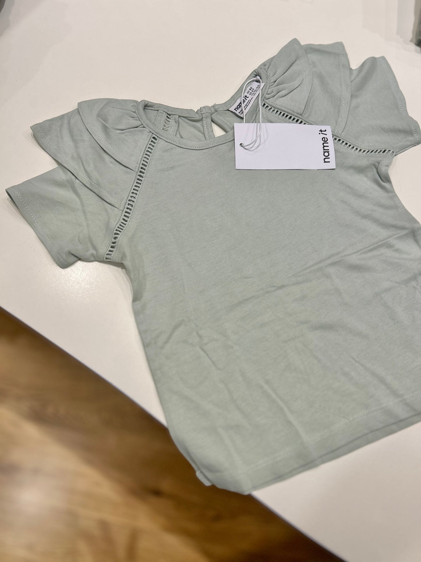 T-shirt con rouches sulle spalle