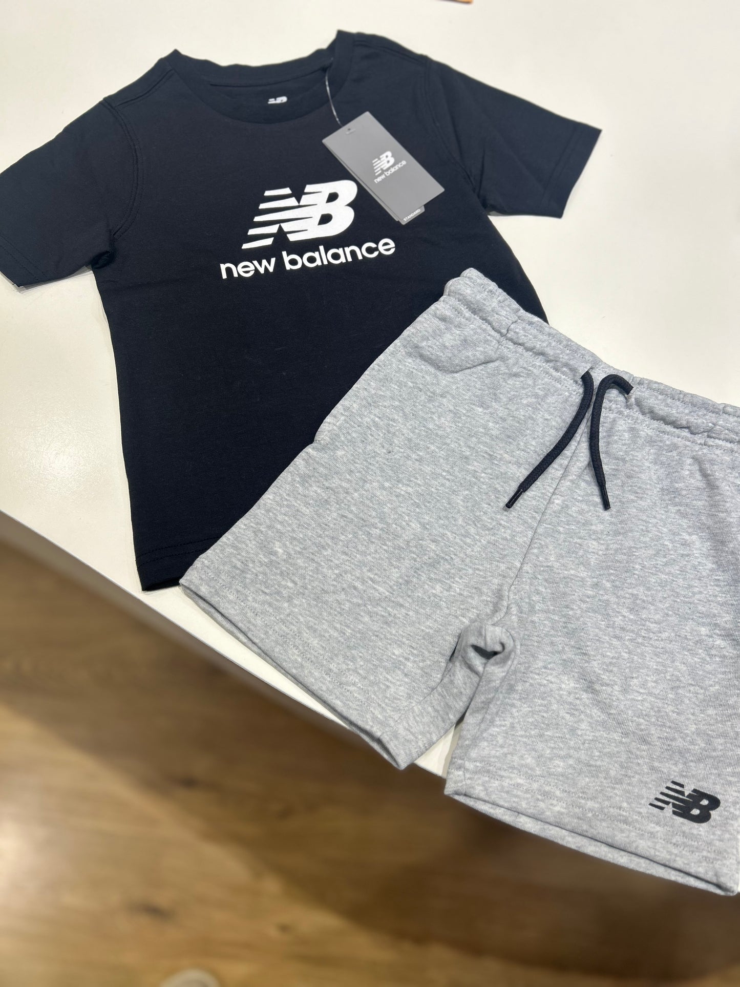 Completo t-shirt e bermuda in felpa boy